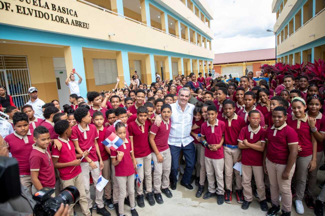 Presidente Luis Abinader inaugura cuatro escuelas básicas en la